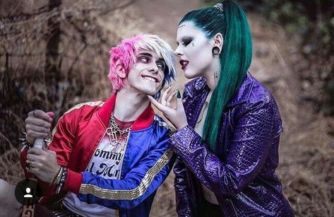 Gender swapped cosplay of Harley Quinn and the Joker, by Chris Villians and I'm not sure who the other person is but when I find out I will update this pin. Dre Ronayne, Couples Cosplay, Epic Cosplay, Joker Cosplay, Harley Quinn Art, Cool Cosplay, Harley Quinn Cosplay, Awesome Cosplay, Cosplay Tips