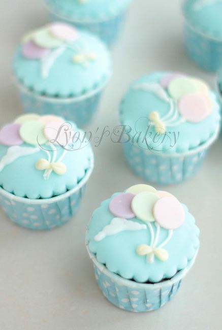 Este post me encanta porque me encantan los cupcakes (magdalenas); son bonitos, prácticos y deliciosos, al menos los que he comido yo; en esta oportunidad les quiero compartir algunas ideas de cupc… Baby Cupcake, Cupcakes Decorados, Creative Cupcakes, Beautiful Cupcakes, Cupcake Designs, Shower Cupcakes, Fondant Cupcakes, Fondant Toppers, Baby Shower Cupcakes