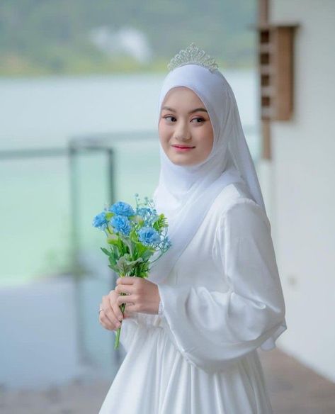 Muslimah Wedding Dress Syar'i, Wedding Dress Hijab Syar'i, Wedding Dress Hijab Simple, Moslem Wedding Dress, Malay Wedding Dress, Muslim Wedding Hijab, Wedding Dress Hijab, Pose Pengantin, Muslim Wedding Gown