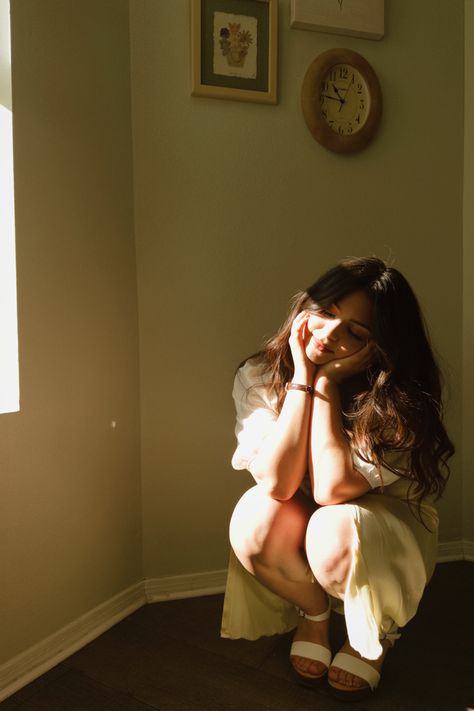 Woman Relaxing Photography, Golden Hour Photoshoot At Home, Natural Light Photography Indoor, Golden Hour Photography Portraits, Sunlight Photography Portraits, Natural Lighting Photography, Poses In Sunlight, Sunlight On Face, Direct Sunlight Photography