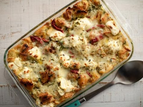 Recipe of the Day: Ree's Herbalicious Breakfast Casserole | Breakfast casseroles are the way to go when you're in charge of feeding a crowd on Christmas morning. Make it now, then bake from frozen while everyone's trying to sneak a peek under the tree. So. Easy. Pioneer Woman Breakfast, Resep Makanan Beku, Onion Rolls, Breakfast Casserole Recipe, Make Ahead Freezer Meals, Food Network Canada, Pioneer Woman Recipes, Ree Drummond, Best Breakfast Recipes