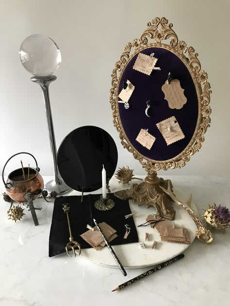 Modern Witch Altar, Venus Altar, Witchcraft Room, Occult Halloween, Witch Tools, Witch Shop, Witches Altar, Yennefer Of Vengerberg, Witchy Decor