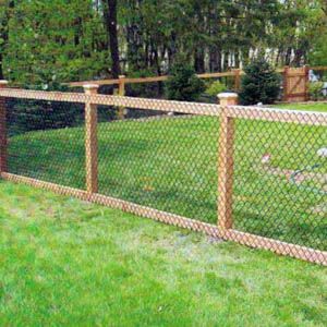 Easy Wood Fence Ideas, Chain Link Fence With Wood Posts, Chain Fence Ideas, Make Chain Link Fence Pretty, Chainlink Fence Makeover, Cheapest Fence Ideas, Yard Fence, Cheap Fence, Backyard Fence