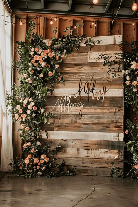 Wood Decoration Ideas For Wedding, Diy Rustic Backdrop, Cheap Boho Wedding Decor, Simple Boho Wedding Backdrop, Backdrops For Wedding Photobooth, Lighted Backdrop Wedding, Wedding Picture Booth Backdrop, Homemade Wedding Backdrops, Wood Panel Wedding Backdrop