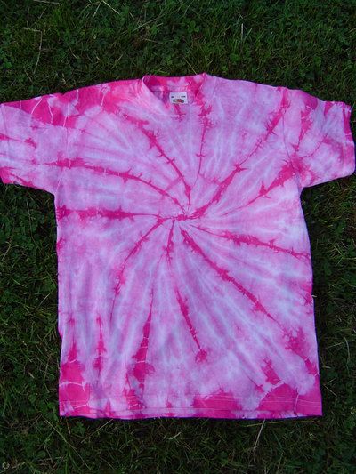 Spiral1_2 Pink And Royal Blue, Tie Dye Tutorial, Tie Dye Patterns Diy, Dyeing Tutorials, Diy Tie Dye Shirts, Tie Dye Crafts, Spiral Tie Dye, How To Tie Dye, Tie Dye Diy