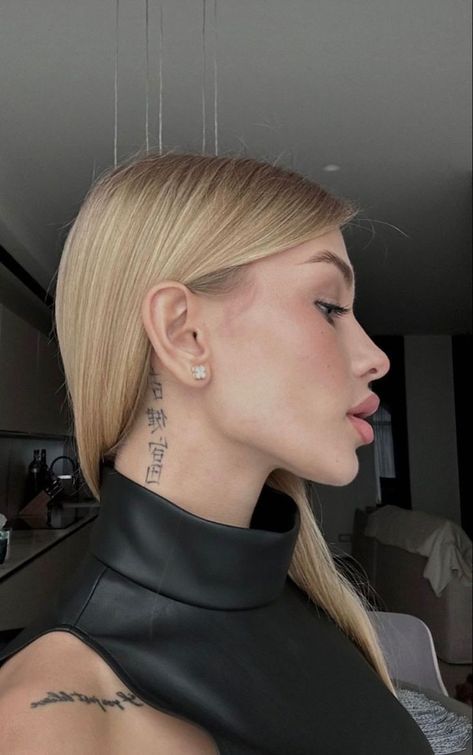 Tattoo On Jawline, Icon Pp, Small Shoulder Tattoos, Ear Tattoo Ideas, Clever Tattoos, The Ear, Cool Hair Color, Piercing Tattoo, Iconic Women