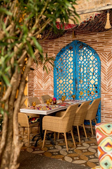 Indian Cafe, Restaurant Indian, Indian Interior Design, Restaurant Design Inspiration, Modern Restaurant Design, Floating Boat, Indian Interiors, Rustic Restaurant, Ethnic Home Decor