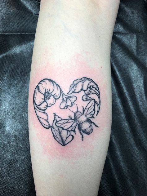 Honey Bee Flower Tattoo, Honey Bee Tattoo Design, Flower Heart Tattoo, Aloha Tattoo, Flesh Art, Honey Bee Tattoo, Bee Heart, Tattoo Wedding, Waves Sunset