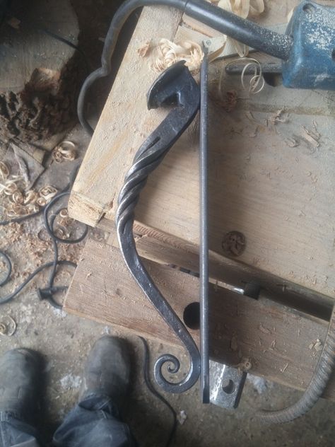 Railroad Spike Door Knocker, Blacksmith Door Handles, Railroad Spike Door Handle, Railroad Spike Ideas, Railroad Spikes Crafts, Road Spikes, Railroad Spike Art, Blacksmithing Projects, Blacksmith Ideas