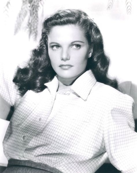 Geraldine Brooks--now THIS is surprising Geraldine Brooks, Petite Brunette, Joan Leslie, White Fashion Photography, Isabelle Adjani, Classic Photography, Perry Mason, Broadway Show, The Stooges