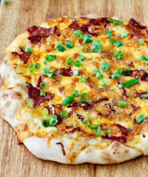 Loaded Baked Potato Pizza Baked Potato Pizza Recipe, Baked Potato Pizza, Unique Pizza Recipes, Potato Pizza Recipe, Twice Baked Potato, Onion Pizza, Potato Pizza, Sweet Potato Biscuits, Roasted Apples