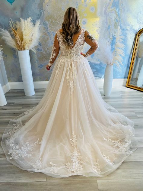 Plus Size Essence Of Australia, Fall Boho Wedding Dress Plus Size, Stella York Wedding Dress Plus Size, Western Plus Size Wedding Dresses, Fairy Queen Wedding Dress, Wedding Dress For Curvy Women, October Wedding Dresses, Wedding Dresses V Neck, Plus Size Bridal Gowns