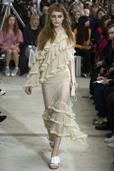 Marques ' Almeida Spring 2016 Ready-to-Wear Collection - Vogue 2015 Fashion Trends, Ruffles Fashion, Spring Summer 2016, 2016 Fashion, A Dress, London Fashion Week, Look Fashion, Runway Fashion, Latest Fashion Trends