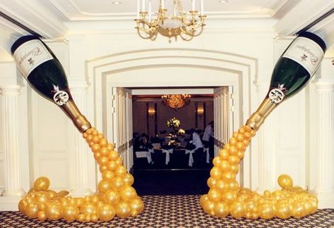 20 Fabulous Balloon Decorations You Can Get Ideas From For Your Next Celebration Diy Ballon, Deco Ballon, Champagne Bubbles, Champagne Party, Balloon Ideas, Diy Balloon Decorations, Gatsby Party, בר מצווה, Balloon Diy