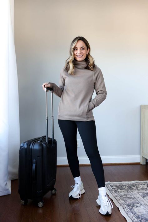 Petite-friendly travel outfits via pumps and push-ups blog | travel outfits | winter travel outfits | petite style Winter Outfits Petite, Petite Winter Outfits, Apple Body Shape, Travel Outfit Ideas, Outfit Informal, Cute Travel Outfits, Fashion Travel Outfit, Petite Leggings, Winter Activewear