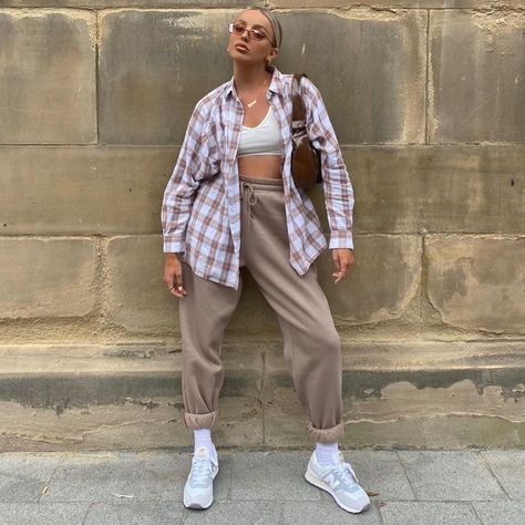 Flannel Blouse, Jogger Pants Outfit, Flannel Outfits, Joggers Track Pants, Girl's Back, Pants Outfits, Trendy Summer Outfits, Instagram Outfits, Boyfriend Shirt