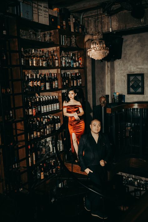 Old Glamour Photoshoot, Hollywood Glam Couple Photoshoot, Old Hollywood Hotel Photoshoot, Couples Glam Photoshoot, 1920 Engagement Photos, Bar Prenup Shoot, Dark Romantic Couple Photoshoot, Vintage Bar Photoshoot, Old Hollywood Couples Photoshoot