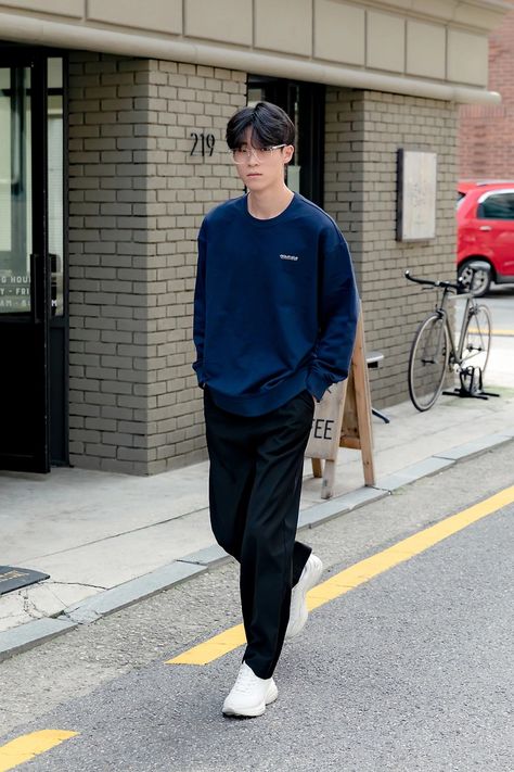 Asian Men Outfit, Ootd Men Streetwear, Asian Street Fashion, Japanese Street Fashion Men, Outfits Asian, Korean Street Fashion Men, Japanese Mens Fashion, Kpop Fashion Men, Asian Men Fashion