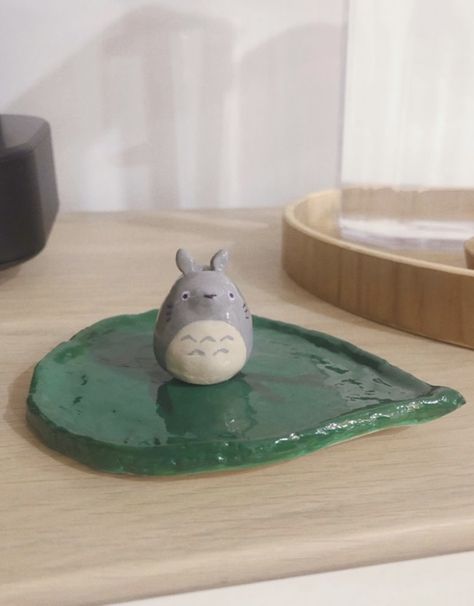 Studio Ghibli Clay Tray, Totoro Clay Sculpture, Clay Astray, Clay Totoro, Totoro Clay, Fun Chalk Art, Diy Pottery Painting, Clay Plates, Sculpture Art Clay