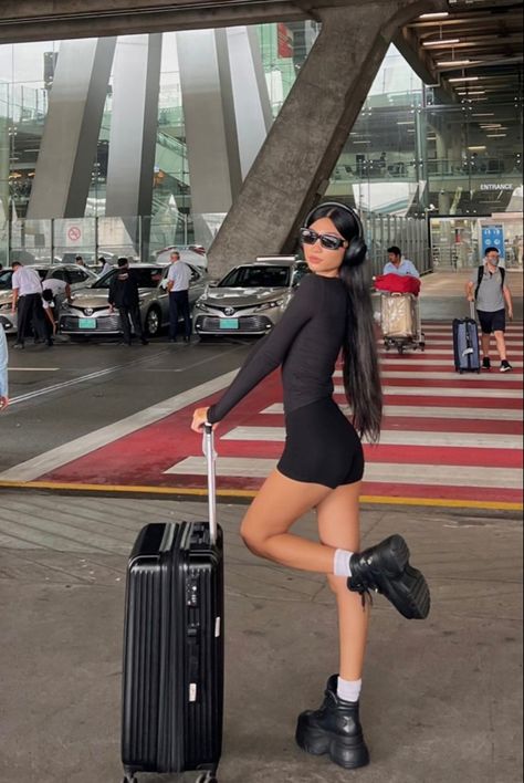 Trendy Airport Outfits, Travel Outfit Plane Cold To Warm, Casual Airport Outfit, Dji Pocket 2, Airport Outfit Summer, Revealing Outfit, Travel Pose, Travel Outfit Plane, Airport Pictures