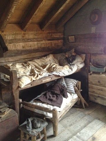 Primitive Bedroom, Primitive Homes, Cabin Interiors, Primitive Furniture, Cabin Living, Log Home, Primitive Home, Cabin In The Woods, The Attic