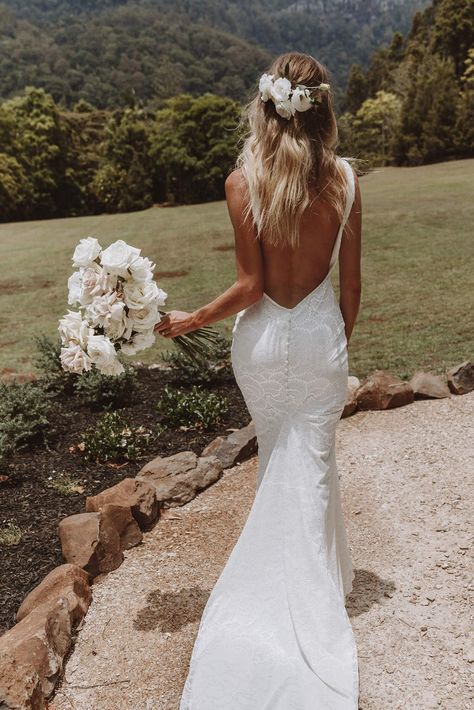 Simple Wedding Dresses Open Back, Hot Wedding Dress Open Backs, Boho Wedding Dress Tight, Open Back Slim Wedding Dress, Beach Wedding Dress Low Back, Slim Wedding Dress Open Backs, Open Back Rustic Wedding Dress, Minimal Wedding Dress Open Back, Low Back Beach Wedding Dress