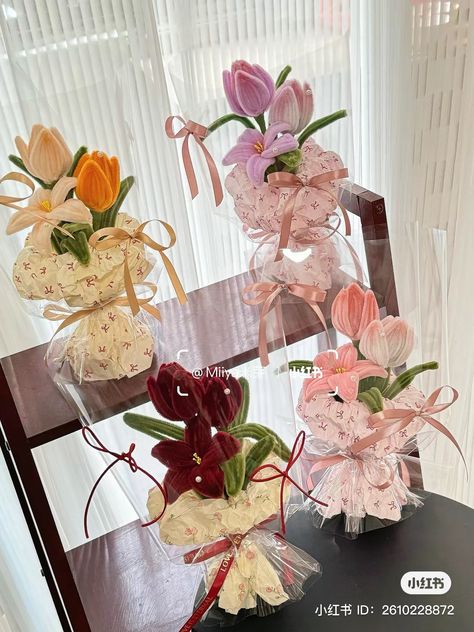 Fuzzy Flower Bouquet, Pipe Cleaner Flowers Bouquet, Pipe Cleaner Bouquet, Korean Bouquet, Fuzzy Wire, Chocolate Flowers Bouquet, Balloon Bouquet Diy, Diy Bouquet Wrap, Pipe Cleaner Flowers