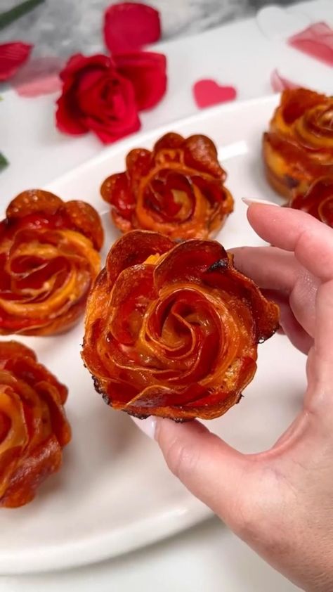 Pizza Roses, Sheet Pizza, Pizza Cups, Dessert Summer, Fingerfood Party, Appetizers Easy Finger Food, Finger Foods Easy, Best Appetizer Recipes, Turkey Legs