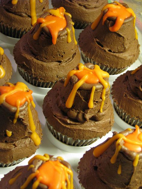 Mini volcano cupcake tutorial Geography Cake, Volcano Cupcakes, Mini Volcano, Volcano Birthday, Dino Cupcakes, How To Make Design, Volcano Cake, Recipe For Teens, Chocolate Strawberry Cake