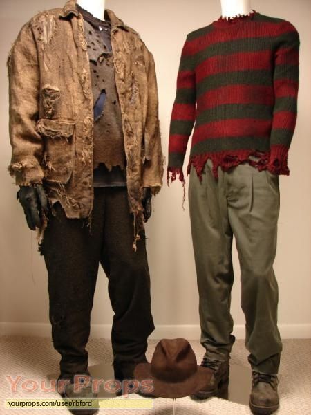 Freddy vs Jason original movie costume Jason Vorhees Costume, Jason And Freddy, Jason Halloween Costume, Jason Voorhees Costume, Freddy Vs Jason, Halloween Jason, Iconic Halloween Costumes, Character Halloween Costumes, Jason Vorhees