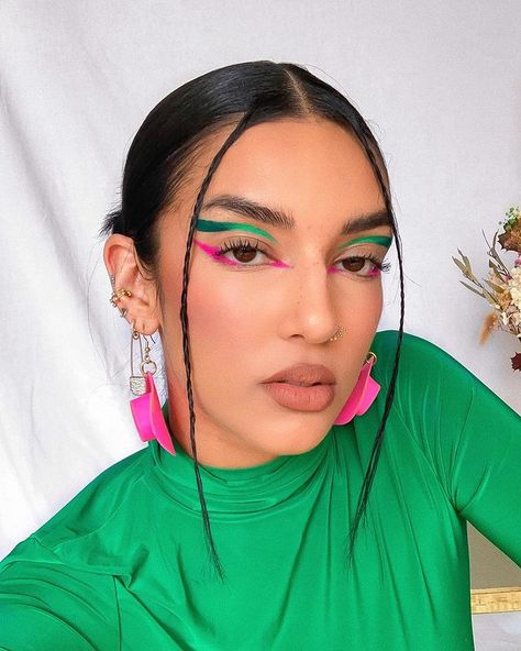 ROWI SINGH⚡️🌻 (@rowisingh) • Instagram photos and videos Indie Makeup Looks, Pink Eyeliner Makeup, Big Eye Makeup, Plain Makeup, Natural Makeup Look Tutorial, Looks Hippie, Big Eyes Makeup, Pink Eyeliner, Grey Eyeshadow