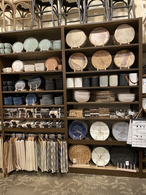 Kitchenware Display Retail, Antique Shop Display Ideas, Antique Shop Display, Booth Display Ideas Diy, Tableware Display, Antique Booth Displays, Kitchenware Shop, Supermarket Design, Barn Decor