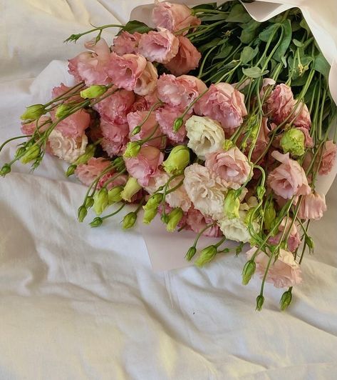 Eustoma Bouquet, Eustoma Flower, Aesthetic Flower Bouquet, Lisianthus Bouquet, Bouquet Aesthetic, Boquette Flowers, Nothing But Flowers, Flowers Aesthetic, Flower Therapy