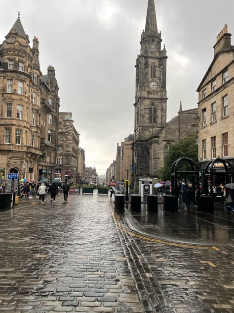 Dark academia edinburgh aesthetic scotland Pretty Places In Scotland, Scotland Vision Board, Eidenburgh Scotland Aesthetic, Living In Edinburgh Aesthetic, Edinburgh Life Aesthetic, Edinburgh University Student Aesthetic, Edenborough Scotland, Edinburgh Aesthetic Dark, Edinburgh University Aesthetic