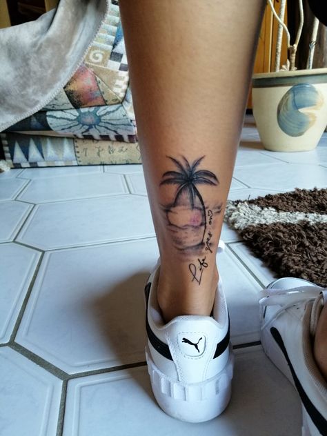 Impromptu Tattoo Ideas, Tattoos That Hide Scars, Tattoos For Females Unique, Women’s Small Tattoo Ideas, Palm Tree And Flower Tattoo, Women Hawaiian Tattoo, Beach Foot Tattoos For Women, Caribbean Tattoo Ideas For Women, Panama Tattoo Ideas