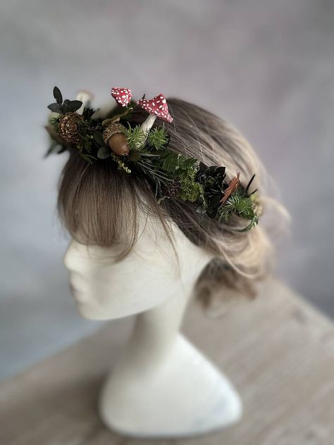 Handmade flower hair wreath made from preserved leaves and needles, with handmade mushrooms. #woodland #woodlandwedding #autumn #autumncollection #autumnwedding #autumnbride #mushrooms #handmadedesign #hairaccessory #hairwreath #flowerwreath #fairytale #cottagecore #fairydesign Fairy Head Bands Diy, Leaves Hair Accessories, Mushroom Corsage, Ren Fair Headpiece, Ren Fair Flower Crown, Woodland Flower Crown, Fairy Hair Pieces, Woodland Fairy Outfit Ideas, Ren Fair Hair Accessories