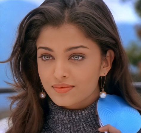 Director : Mani Ratnam Aishwarya Rai 90s Aesthetic, Aishwarya Rai 90s, 90s Bollywood Fashion, Indian Dress Up, Mani Ratnam, Pretty Babe, Aishwarya Rai Bachchan, 90s Aesthetic, Aishwarya Rai