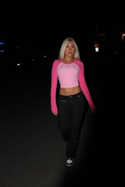 Pink Top Concert Outfit, Niki Manji Concert Outfit, Nicki Concert Outfit, Niki Manji, Pink Cargo Pants Outfit Street Style, Nicki Minaj Concert Outfit Ideas, Nicki Minaj Concert Outfit, Pink Top Black Pants, Drake Concert Outfit