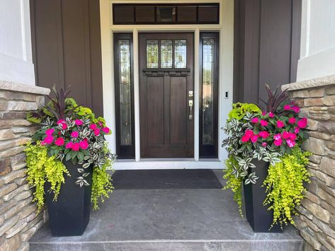 Planters Front Door, Tall Planters Front Door, Front Porch Flower Pots, Patio Flower Pots, Front Door Planters, Potted Plants Patio, Planter Arrangements, Front Porch Flowers, Front Porch Planters