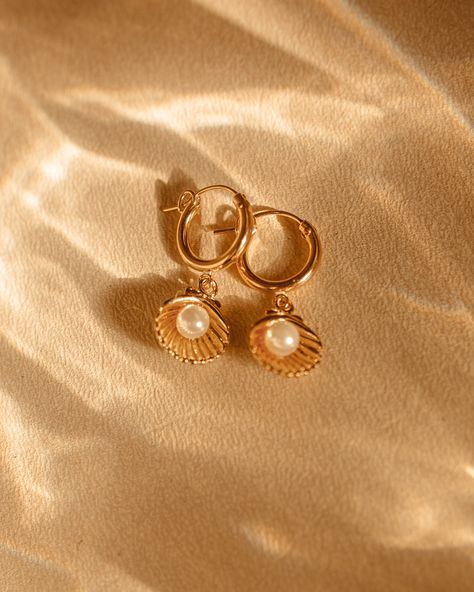 "The La Mer Earrings means \"the sea\" in French. Perfect for the romantic beach get away or beach wedding. An elegant gold plated shell 13x15mm with 5mm shell pearls and 13mm gold filled hoop." Jewelry Props, Jewelry Clips, Clam Pearl, Jewellery Photography Inspiration, Jewelry Product Shots, Creative Jewelry Photography, Jewelry Photography Styling, Beach Earrings, Jewelry Photoshoot