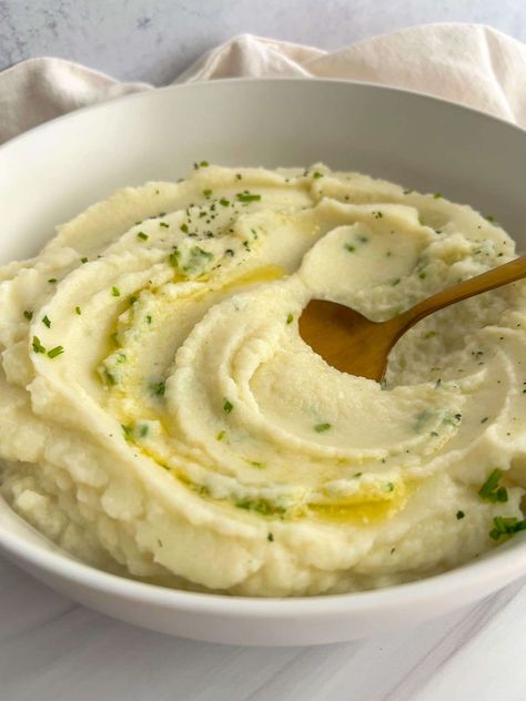 Creamiest Non-Watery Garlicky Cauliflower Mash - The Modern Nonna Freezing Mashed Potatoes, Reheat Mashed Potatoes, Garlic Mashed Potatoes Recipe, Keto Vegetables, Parmesan Cauliflower, Roasted Garlic Mashed Potatoes, Cauliflower Mash, Creamy Cauliflower, Mashed Potato Recipes