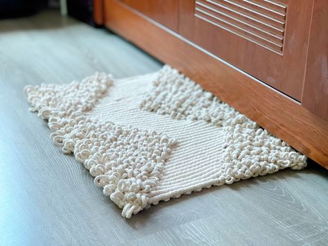 Macrame Rugs Diy Free Pattern, Macrame Rug Diy, Macrame Rug Pattern, Macrame Door Mat Tutorial, Macrame Rug Tutorial, Makrame Carpet, Craft Knots, Macrame Lamps, Macrame Basics