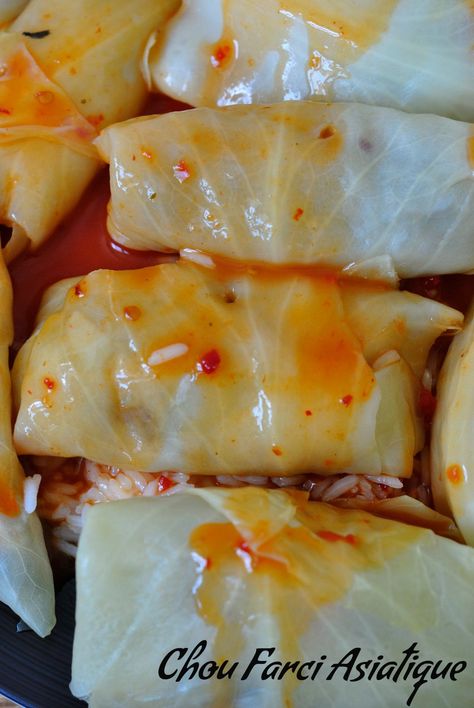 Rouleau de Chou Farci à la Vietnamienne,juste trop bon – NATUREETNATURO : Recettes et Articles de Naturopathie Vietnam Food, Vietnamese Cuisine, Eastern Cuisine, Dumpling Recipe, Vegan Paleo, Vegetable Recipes, Cooking And Baking, Asian Recipes, Low Carb Recipes