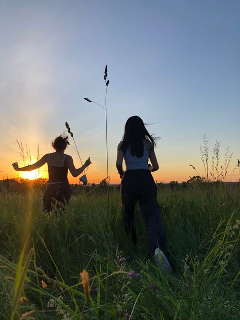 Sunset With Friends, Sunset Vibes, Year 6, Outdoor Photoshoot, Summer Sunset, Summer Set, Summer Photos, Diy Birthday Gifts, Future Life