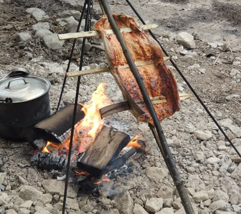 On one of our Bushcraft days at Humblescough Farm Mike taught us how to cook salmon over an open fire. It was the most delicious salmon I have ever tasted! Off Grid Cooking, Primitive Cooking, Over The Fire Cooking, Cook Salmon, Open Fire Cooking, Outdoor Skills, Bushcraft Skills, Bush Craft, Camping Cooking