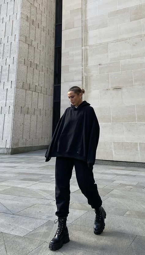 All Black Comfy Outfit, Boots Sweatpants, All Black Outfit Streetwear, Black Sweatpants Outfits, What To Wear With Black Sweatpants, Black Streetwear Outfit, All Black Streetwear, Sweatpants And Boots, Black Hoodie Outfit