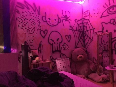 Room With Graffiti Wall, Jinx Bedroom Aesthetic, Spray Painted Room Wall, Graffiti Bedroom Wall Aesthetic, Painted Walls Aesthetic, Graffiti Room Ideas Bedrooms Street Art, Graffiti Walls Bedroom, Spray Paint Room Wall Art Aesthetic, Graffiti Wall In Bedroom