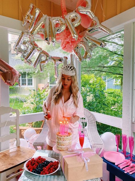 Preppy Birthday Party, Preppy Amazon, Preppy Birthday, Preppy Party, Birthday Aesthetic, Backyard Birthday, Cute Birthday Pictures, Cute Birthday Ideas, Birthday Babe