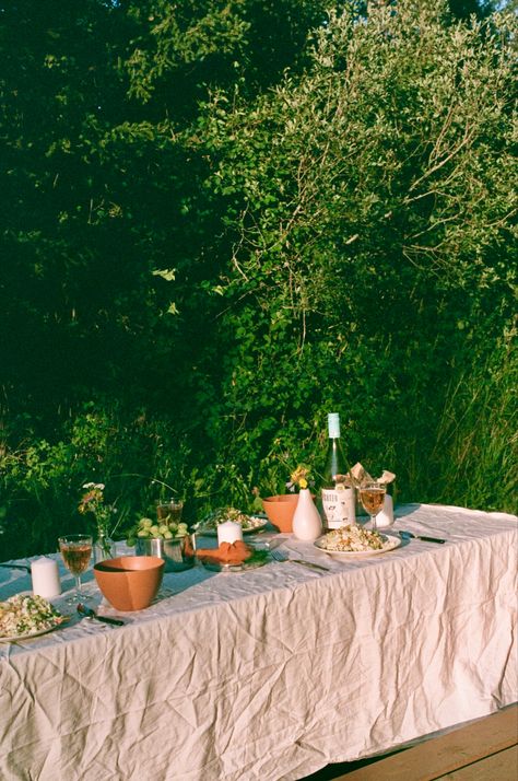 Outdoor Lunch Aesthetic, Outdoor Table Aesthetic, Aesthetic Dinner Party Outside, European Summer Party Aesthetic, Casual Outdoor Dinner Party, Garden Party Italy, Aesthetic Lunch Party, Lunch Outside Aesthetic, Dinner In A Field