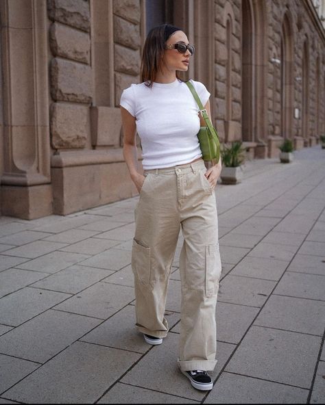 Beige Cargo Pants Outfit, Cargo Outfits Women, Cargo Pants Outfit Street Style, Uniqlo Women Outfit, Beige Pants Outfit, Cargo Pants Women Outfit, Denim Pants Outfit, Khaki Pants Outfit, Khakis Outfit